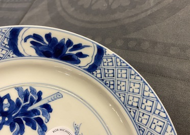 Deux assiettes en porcelaine de Chine en bleu et blanc, marque et &eacute;poque de Kangxi